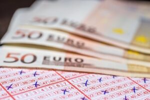 Eurojackpot lotto sedel med flera spelrader och vinst